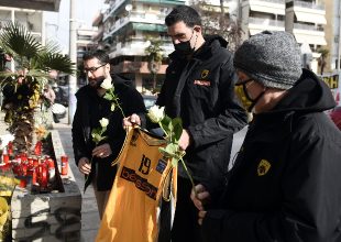 Αντιπροσωπεία της ΚΑΕ ΑΕΚ στο σημείο που δολοφονήθηκε ο Άλκης (pics)