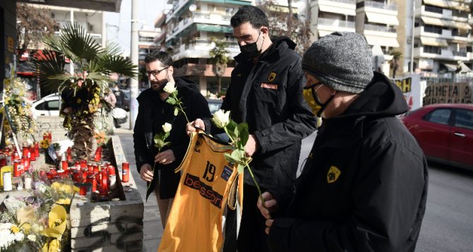 Αντιπροσωπεία της ΚΑΕ ΑΕΚ στο σημείο που δολοφονήθηκε ο Άλκης (pics) Αντιπροσωπεία της ΚΑΕ ΑΕΚ στο σημείο που δολοφονήθηκε ο Άλκης (pics)