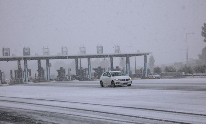 Στην Αττική η κακοκαιρία «Φίλιππος»: Ποιοι δρόμοι έχουν κλείσει, που χρειάζονται αλυσίδες