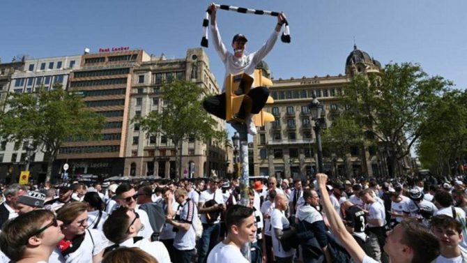 Τρομερές σκηνές στη Βαρκελώνη: 30.000 οπαδοί της Άιντραχτ ετοιμάζονται για «Καμπ Νόου» Τρομερές σκηνές στη Βαρκελώνη: 30.000 οπαδοί της Άιντραχτ ετοιμάζονται για «Καμπ Νόου»