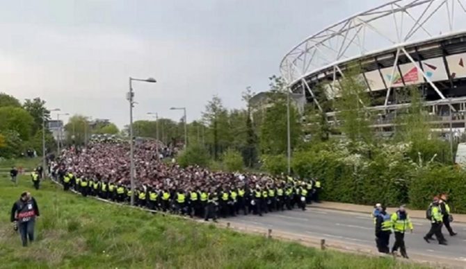 Απόβαση των οπαδών της Άιντραχτ και στο Λονδίνο: «Πλημμύρισαν» οι δρόμοι από οπαδούς