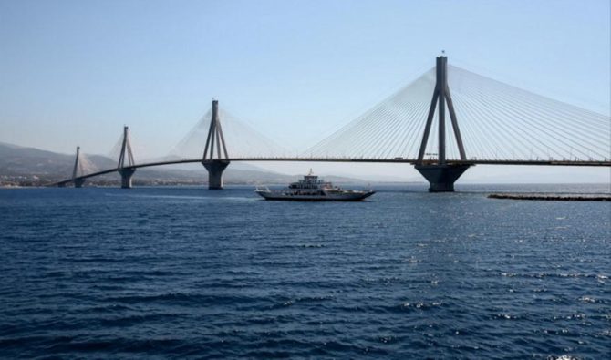 Άνδρας έπεσε από τη γέφυρα Ρίου-Αντιρρίου – Έρευνες για τον εντοπισμό του