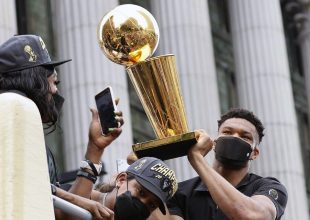 Το NBA άκουσε την απαίτηση του κόσμου και έβαλε ξανά το τρόπαιο στο logo των τελικών (ΦΩΤΟ)