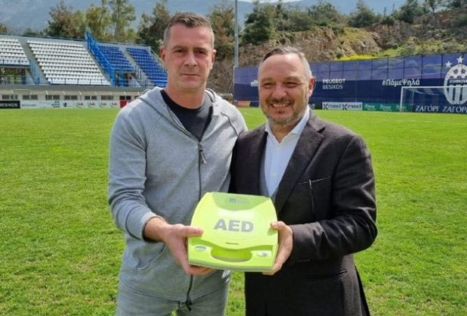 Αξιέπαινη πρωτοβουλία από την Κηφισιά: Δώρισε έναν απινιδωτή στον Δήμο Καισαριανής