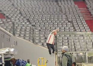 Μεθυσμένος φίλαθλος της Κολωνίας εισέβαλε στην Άλιαντς Αρένα κι έδωσε σόου