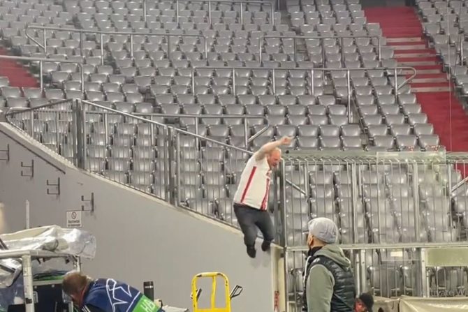 Μεθυσμένος φίλαθλος της Κολωνίας εισέβαλε στην Άλιαντς Αρένα κι έδωσε σόου