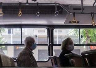 Σε ποιους εσωτερικούς χώρους θα μείνουν οι μάσκες και το καλοκαίρι