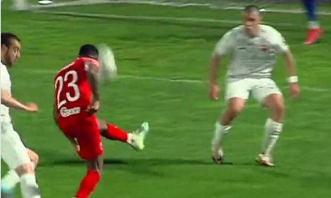 Πρώτα λόμπα πάνω από αντίπαλο, μετά λόμπα με το… καλάμι και γκολ!