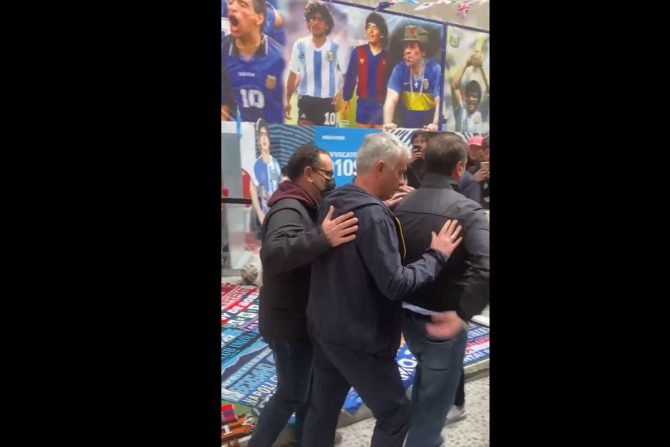 Ρόμα: Ο Μουρίνιο τίμησε τη μνήμη του Μαραντόνα και συγκίνησε τους Ναπολιτάνους