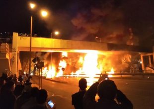 Έγινε η νύχτα μέρα στον Νέο Κόσμο: Ανάσταση με μολότοφ και εκατοντάδες θεατές! (vids)