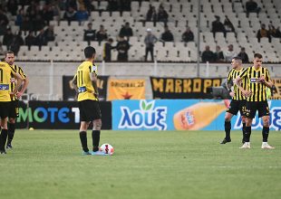 «Παίκτες… βγάλτε τη φανέλα» – Έντονες αποδοκιμασίες απ’ τον κόσμο της ΑΕΚ