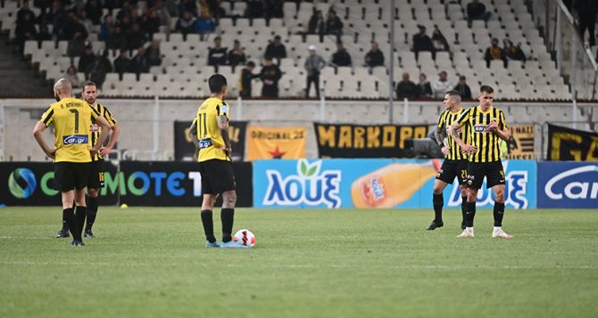 «Παίκτες… βγάλτε τη φανέλα» – Έντονες αποδοκιμασίες απ’ τον κόσμο της ΑΕΚ