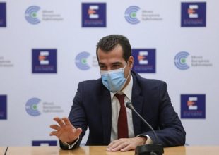 Πλεύρης: Ανοιχτό το ενδεχόμενο διαγραφής του προστίμου στους ανεμβολίαστους, αν εμβολιαστούν