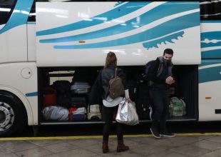 Η τιμή της βενζίνης «γεμίζει» τα ΚΤΕΛ και τα τρένα εν όψει Πάσχα