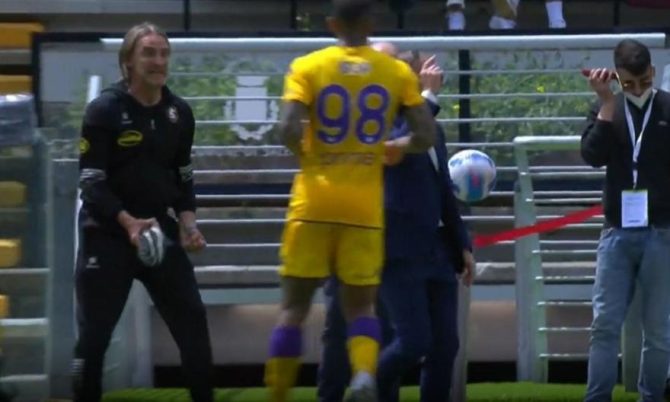Εκνευρίστηκε και… απείλησε τους παίκτες του με το παπούτσι του ο προπονητής της Σαλερνιτάνα