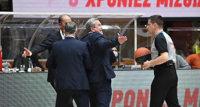 Αποβλήθηκε ο Ζούρος – Διαμαρτυρήθηκε και έβρισε χυδαία τους διαιτητές