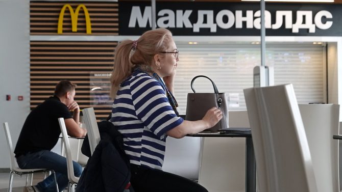 Πόλεμος στην Ουκρανία: Αποχωρεί οριστικά από τη Ρωσία η McDonald’s, ξεκίνησε την αναζήτηση αγοραστή