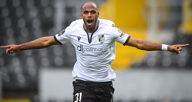 Στο κάδρο ο Εστουπινιάν Στο κάδρο ο Εστουπινιάν