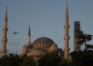 Αγία Σοφία: Εικόνες ντροπής – Χαράζουν ονόματα και καρδιές σε στήλη στήριξης της εκκλησίας