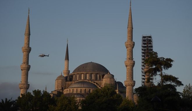 Αγία Σοφία: Εικόνες ντροπής – Χαράζουν ονόματα και καρδιές σε στήλη στήριξης της εκκλησίας Αγία Σοφία: Εικόνες ντροπής – Χαράζουν ονόματα και καρδιές σε στήλη στήριξης της εκκλησίας