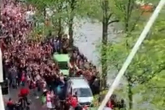 Οι οπαδοί του Άγιαξ πήγαν στο σπίτι της Δημάρχου μετά την απαγόρευση για φιέστα στο κέντρο της πόλης