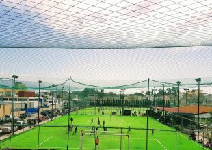 Σκηνές άπειρου κάλους στο Ρέντη – Χούλιγκαν μπούκαραν σε αγώνα 8Χ8 για ένα πανό