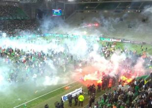 Τρομακτικό ντου και επίθεση με φωτοβολίδες από οπαδούς της Σεντ Ετιέν μετά τον υποβιβασμό (vids)