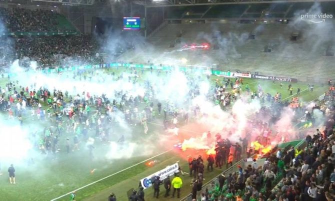 Τρομακτικό ντου και επίθεση με φωτοβολίδες από οπαδούς της Σεντ Ετιέν μετά τον υποβιβασμό (vids)