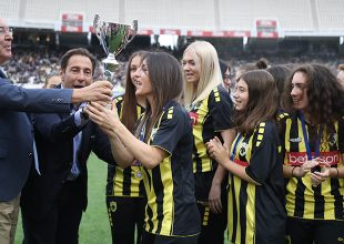 Βράβευση του τμήματος ποδοσφαίρου γυναικών πριν το ΑΕΚ-ΠΑΟ