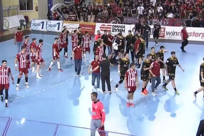 «Άτομο από την κερκίδα του ΟΣΦΠ έριξε κάτω τον Παπαχαρτοφύλη»