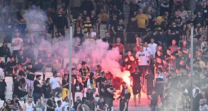 Επεισόδια έξω από το ΟΑΚΑ – Επενέβη η Αστυνομία