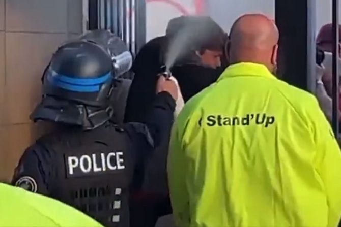 Οπαδός της Λίβερπουλ δέχθηκε χημικά από αστυνομικό την ώρα που τσέκαρε το εισιτήριό του