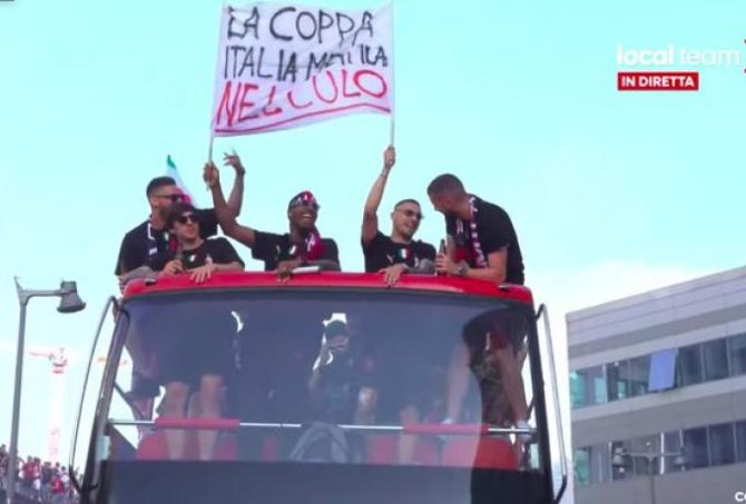 Μίλαν: Πανηγυρισμοί για το πρωτάθλημα με υβριστικό πανό για την Ίντερ!