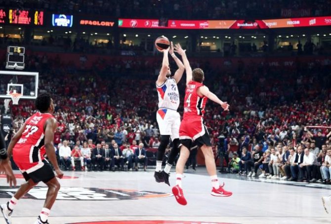 Τέλειωσε τον Ολυμπιακό η Εφές με buzzer beater του Μίσιτς και πήγε τελικό