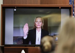 Κέιτ Μος υπέρ Τζόνι Ντεπ: Ούτε με έσπρωξε, ούτε με έριξε από τις σκάλες
