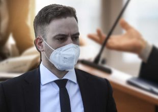 Γλυκά Νερά: Ο Μπάμπης Αναγνωστόπουλος ισχυρίστηκε ότι τον χτυπούσε η Καρολάιν