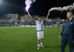 ΠΑΣ Γιάννινα – Άρης: Οι φίλοι των γηπεδούχων αποθέωσαν την ομάδα, πήρε καπνογόνο ο Περέα
