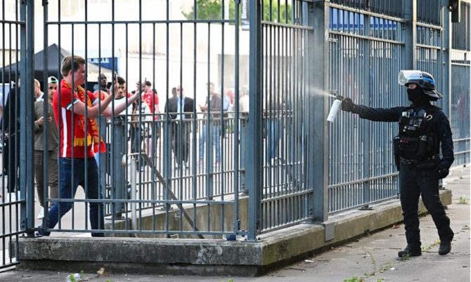 Θύμα ξυλοδαρμού από οπαδούς της Λίβερπουλ έπεσε δημοσιογράφος της «L΄Equipe»