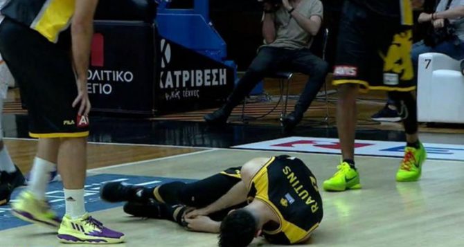 Αποχώρησε μετά από χτύπημα στο γόνατο ο Ράουτινς