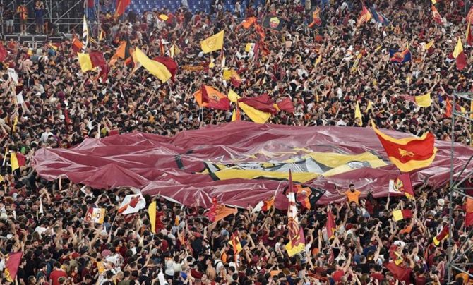 Πάνω από 100 χιλιάδες οπαδοί αποθέωσαν την Ρόμα του Μουρίνιο