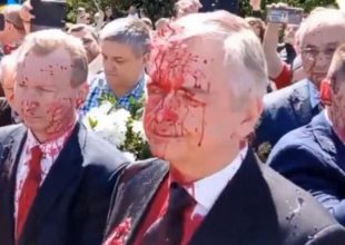 Έλουσαν με μπογιά τον Ρώσο πρέσβη στην Βαρσοβία ενώ κατέθετε στεφάνι για τους σοβιετικούς στρατιώτες (vid)