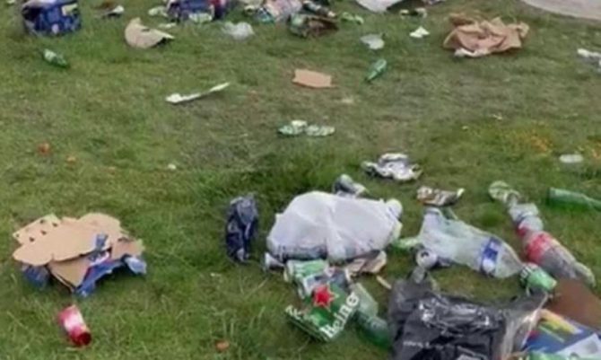 Απέραντος σκουπιδότοπος η Εθνική Πλατεία στο Παρίσι από οπαδούς της Λίβερπουλ