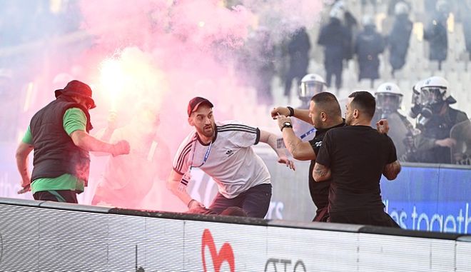 Παναθηναϊκός – ΠΑΟΚ: Επεισόδια μεταξύ οπαδών και αστυνομικών πριν από την έναρξη
