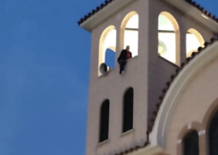 Αιγάλεω: Άνδρας έχει ανέβει σε καμπαναριό εκκλησίας και απειλεί να αυτοκτονήσει