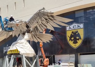 Απάντηση Καραλή για την κριτική στον Αετό: «Ή κούνα το κορμάκι σου, ή… άλλαξε το ποίημα»