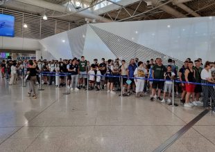 Πανζουρλισμός για τον Γιάννη Αντετοκούνμπο στο “Ελ. Βενιζέλος”: Πάνω από 1.000 άτομα για να αποθεώσουν τους Antetokounbros