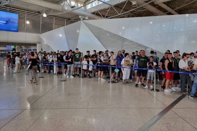 Πανζουρλισμός για τον Γιάννη Αντετοκούνμπο στο “Ελ. Βενιζέλος”: Πάνω από 1.000 άτομα για να αποθεώσουν τους Antetokounbros