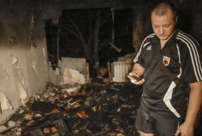 Απίστευτο στιγμιότυπο από την εμπόλεμη Ουκρανία: Με φανέλα της ΑΕΚ στα συντρίμμια του Ντόνετσκ