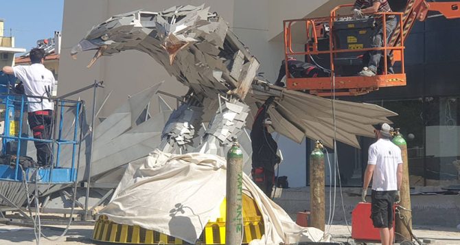 Προχωρούν οι εργασίες συναρμολόγησης του ατσάλινου Δικέφαλου Αετού (ΦΩΤΟ)