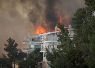 Φωτιά στη Γλυφάδα: Μεγάλη αναζωπύρωση τώρα στη Βούλα